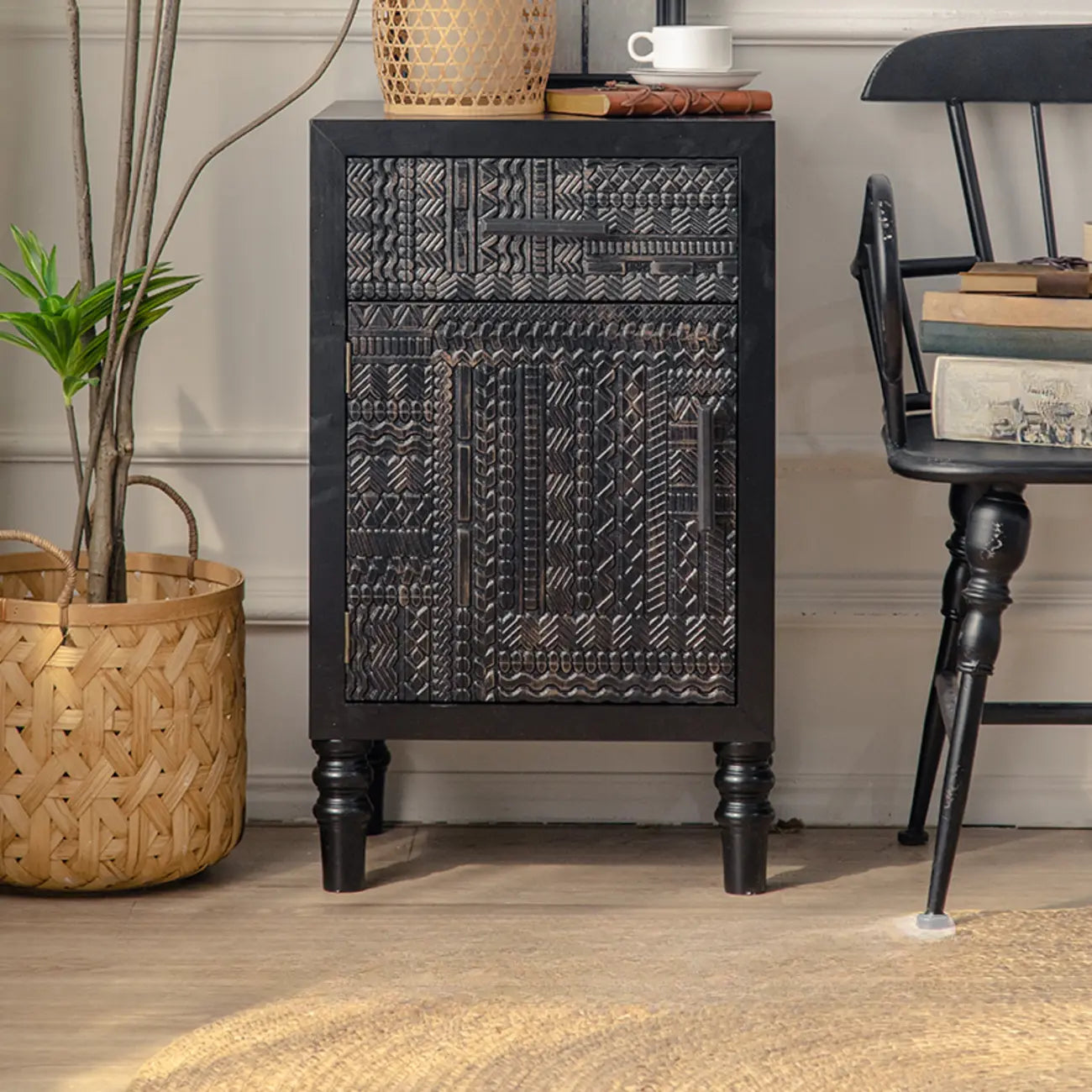 Meuble de salon moderne en bois noir finement sculpté