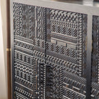 Meuble de salon moderne en bois noir finement sculpté