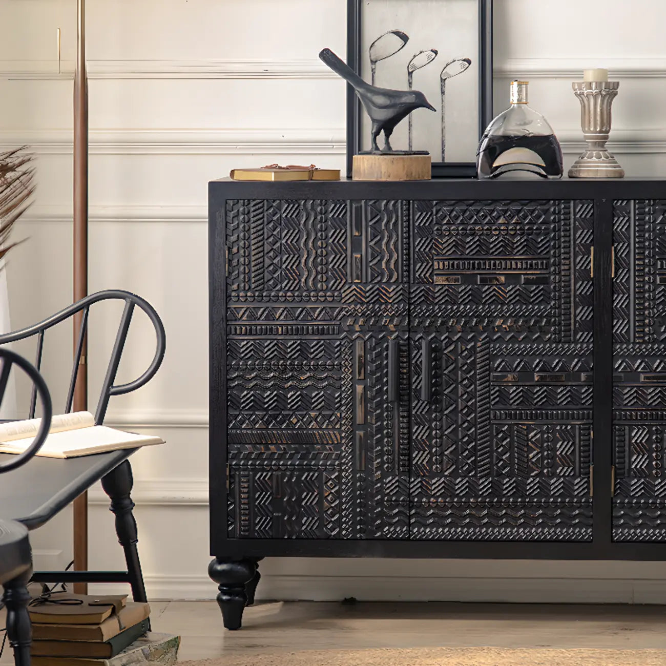 Meuble de salon moderne en bois noir finement sculpté
