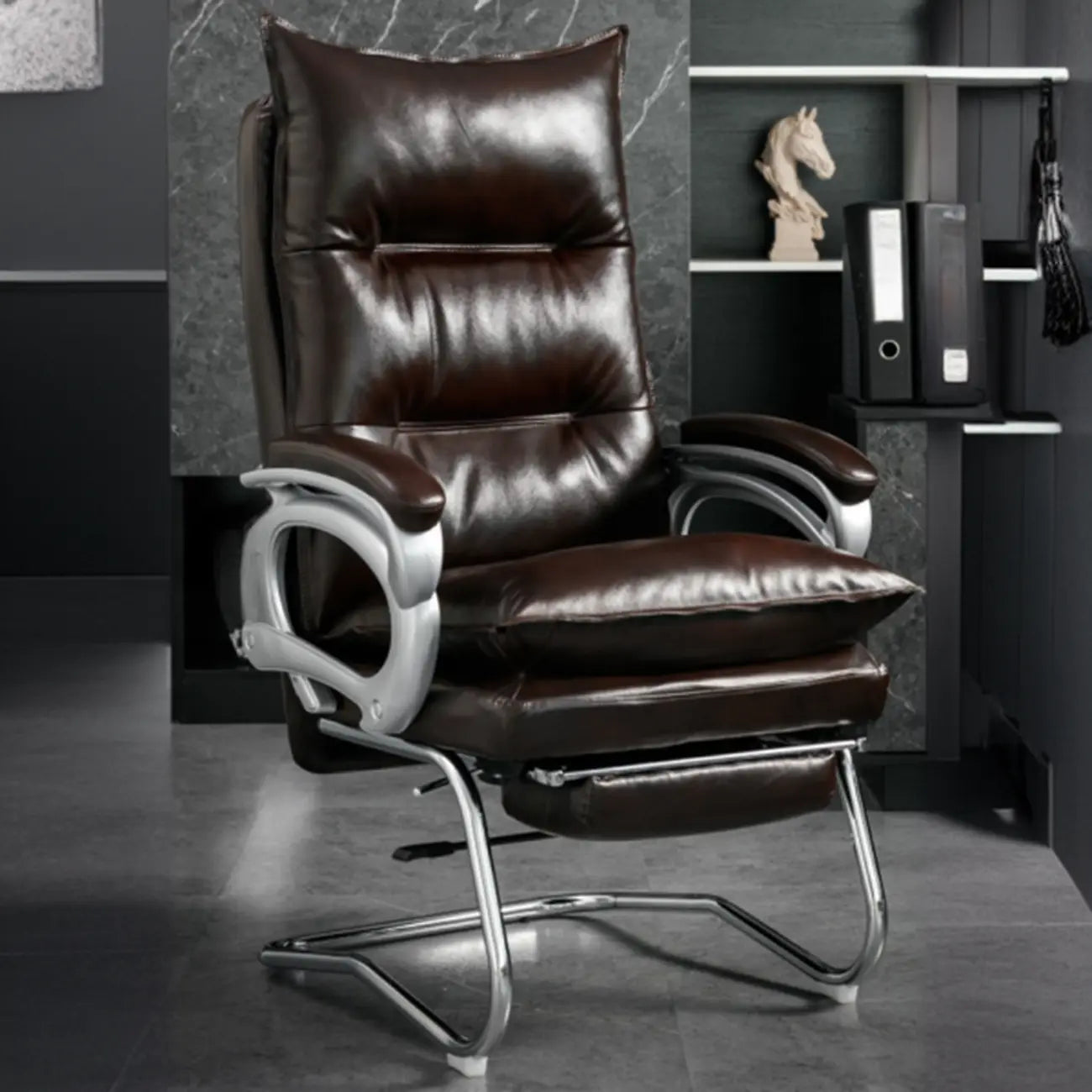 Fauteuil de bureau inclinable élégant en cuir marron