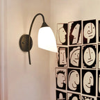 Applique murale minimaliste en verre blanc pour l'éclairage de chambre