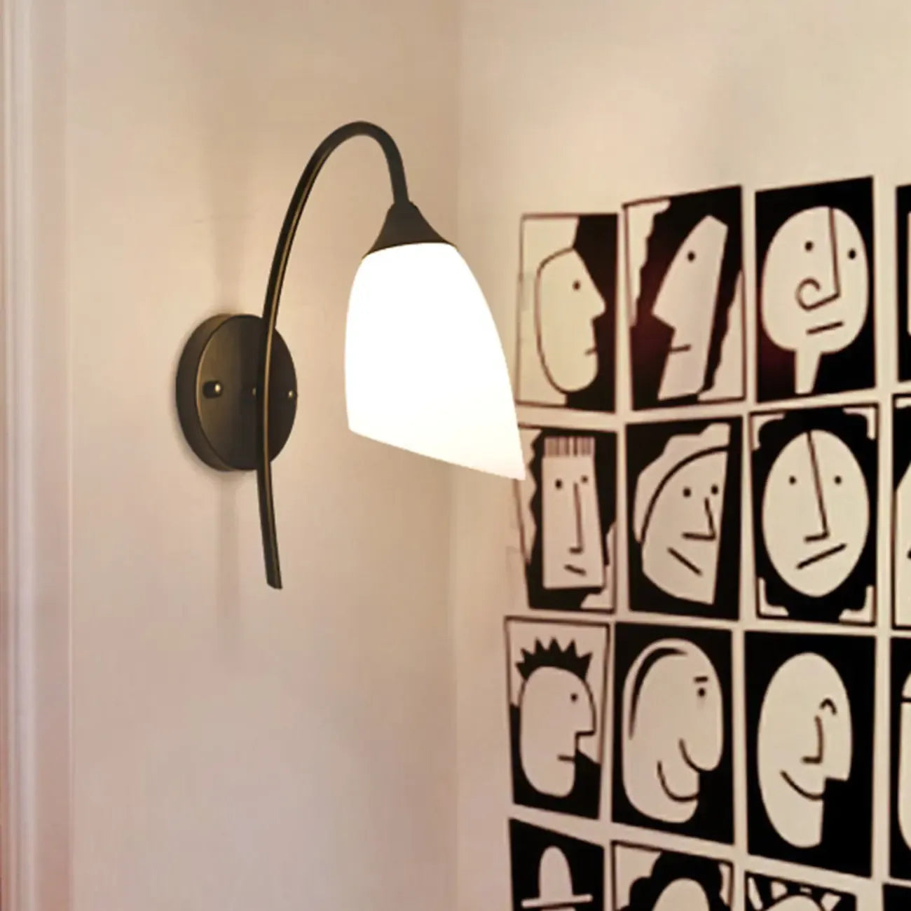 Applique murale minimaliste en verre blanc pour l'éclairage de chambre