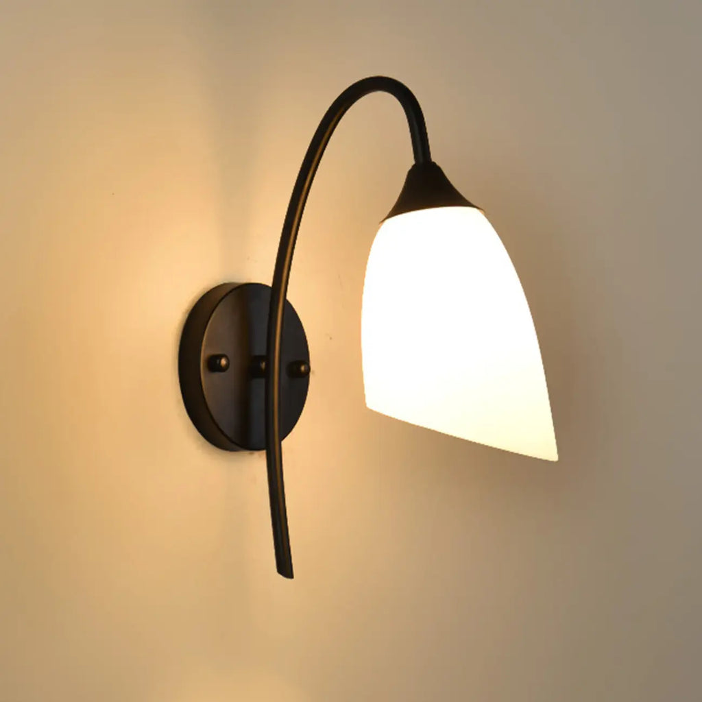 Applique murale minimaliste en verre blanc pour l'éclairage de chambre