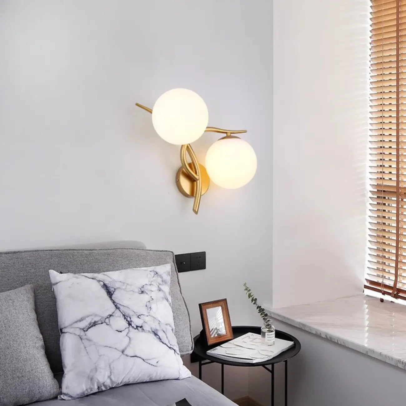 Applique murale minimaliste en verre blanc pour l'éclairage de chambre