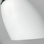Applique murale minimaliste en verre blanc pour l'éclairage de chambre