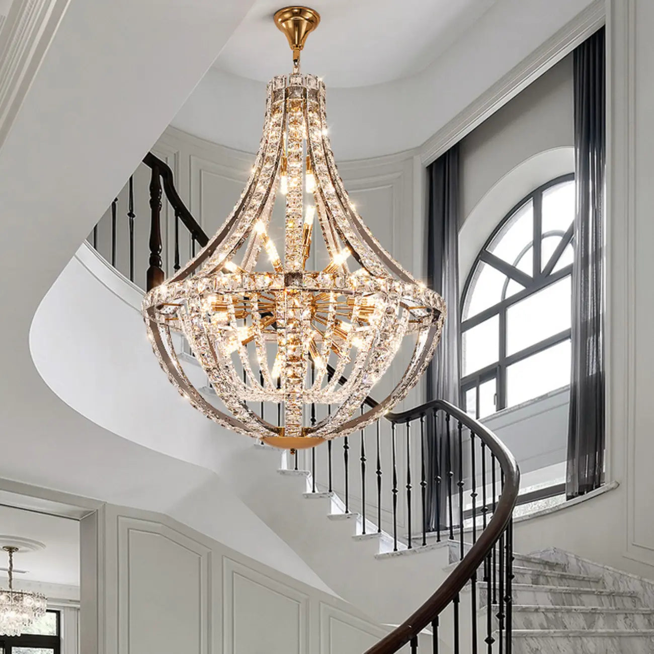 Lustre d'escalier glamour en cristal sphérique doré
