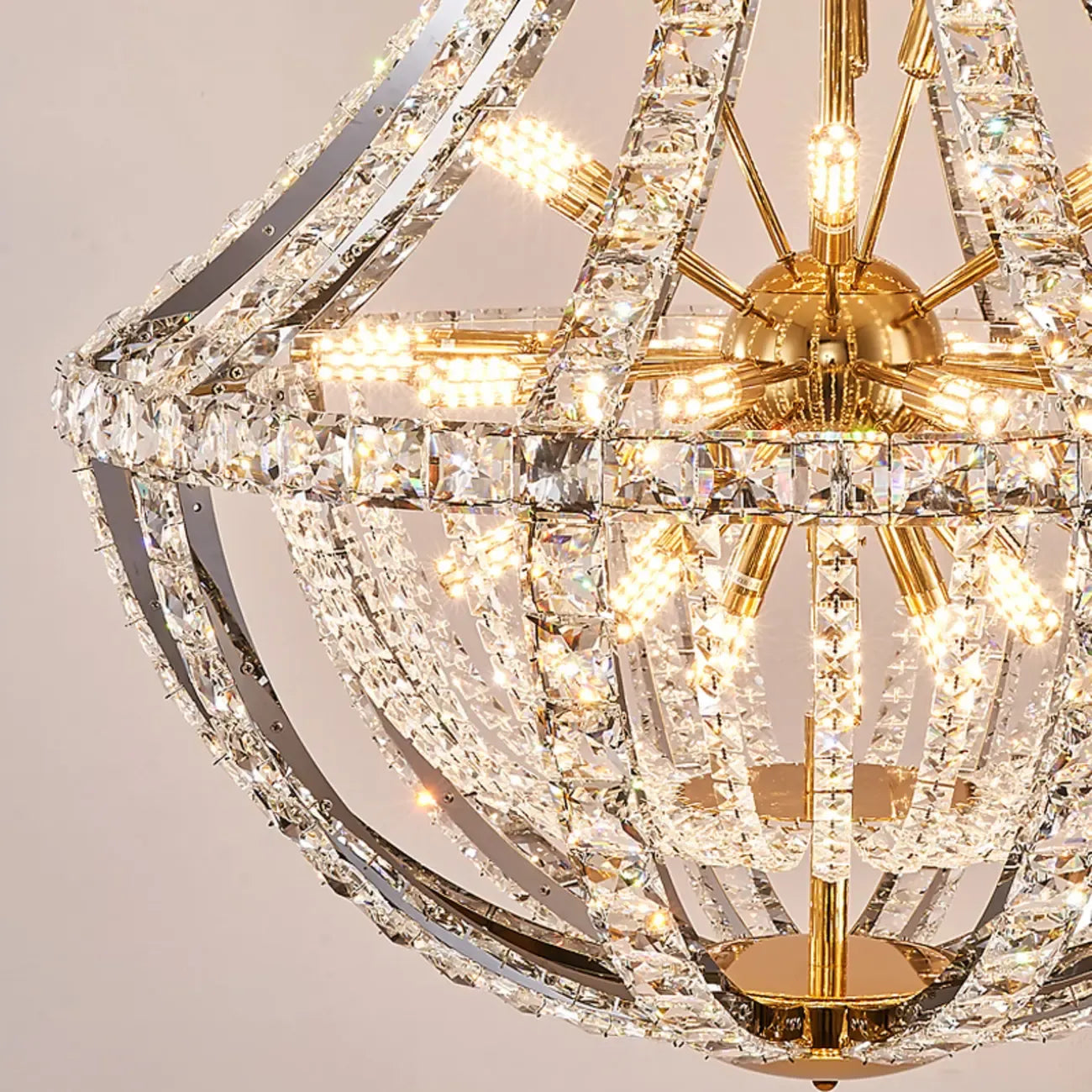 Lustre d'escalier glamour en cristal sphérique doré