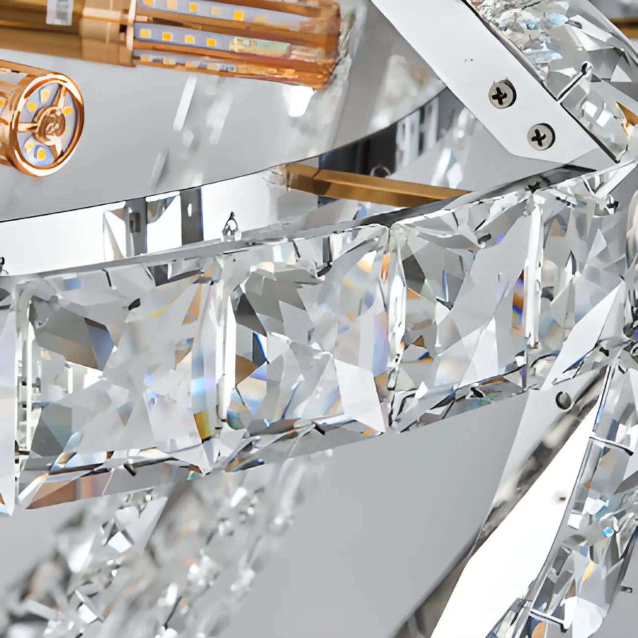 Lustre d'escalier glamour en cristal sphérique doré
