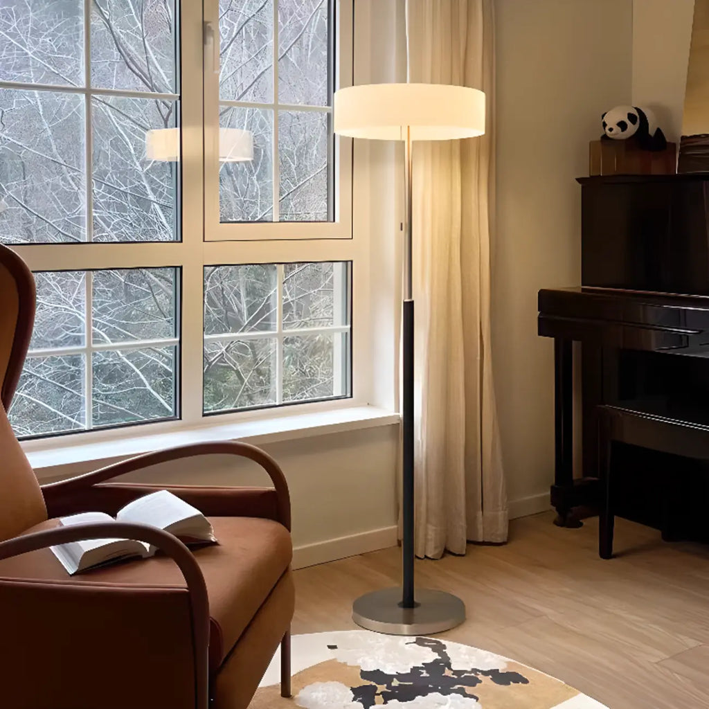 Lampadaire cylindrique moderne en verre argenté à brancher pour salon