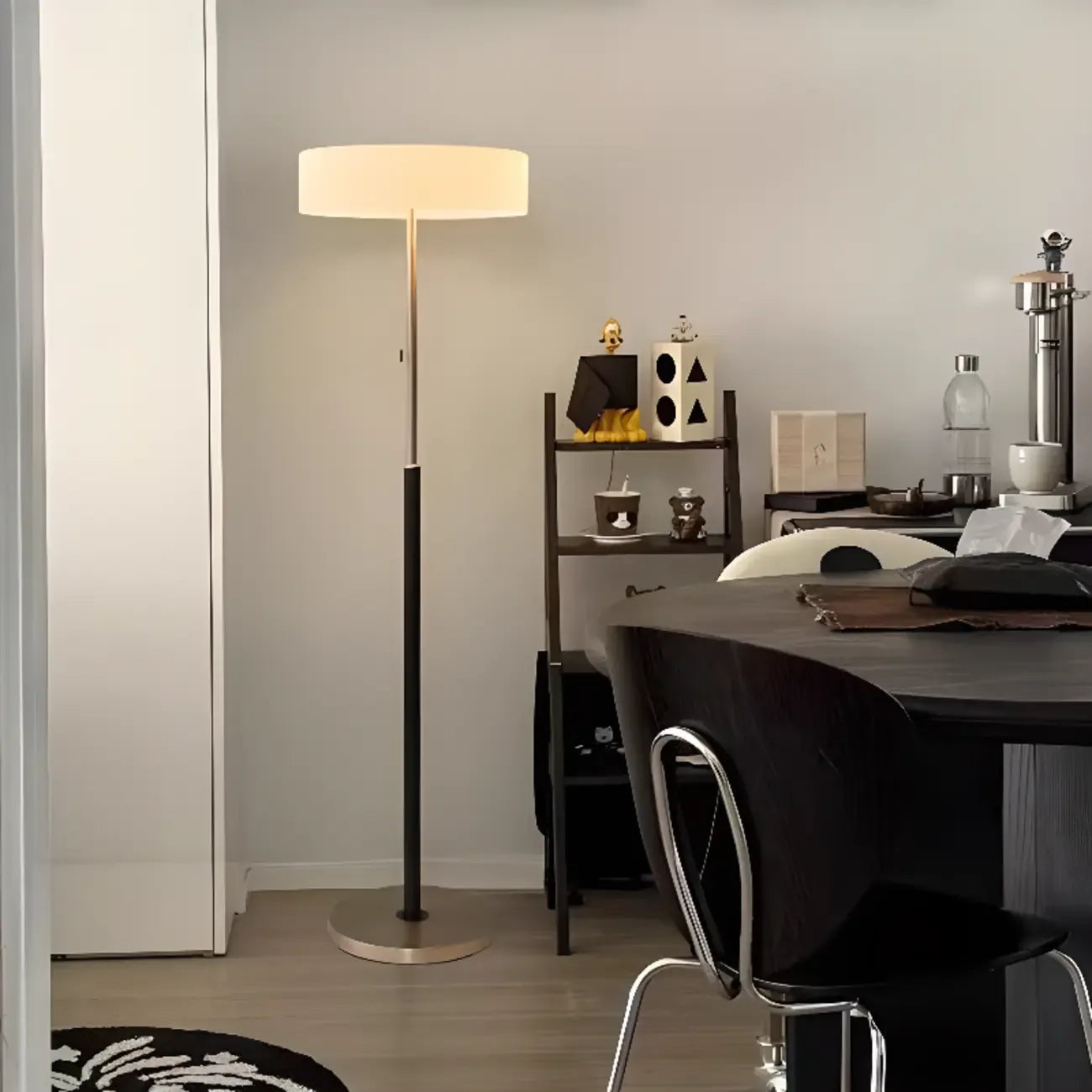 Lampadaire cylindrique moderne en verre argenté à brancher pour salon