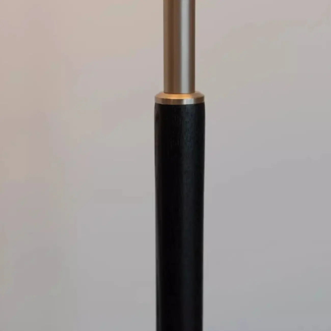Lampadaire cylindrique moderne en verre argenté à brancher pour salon