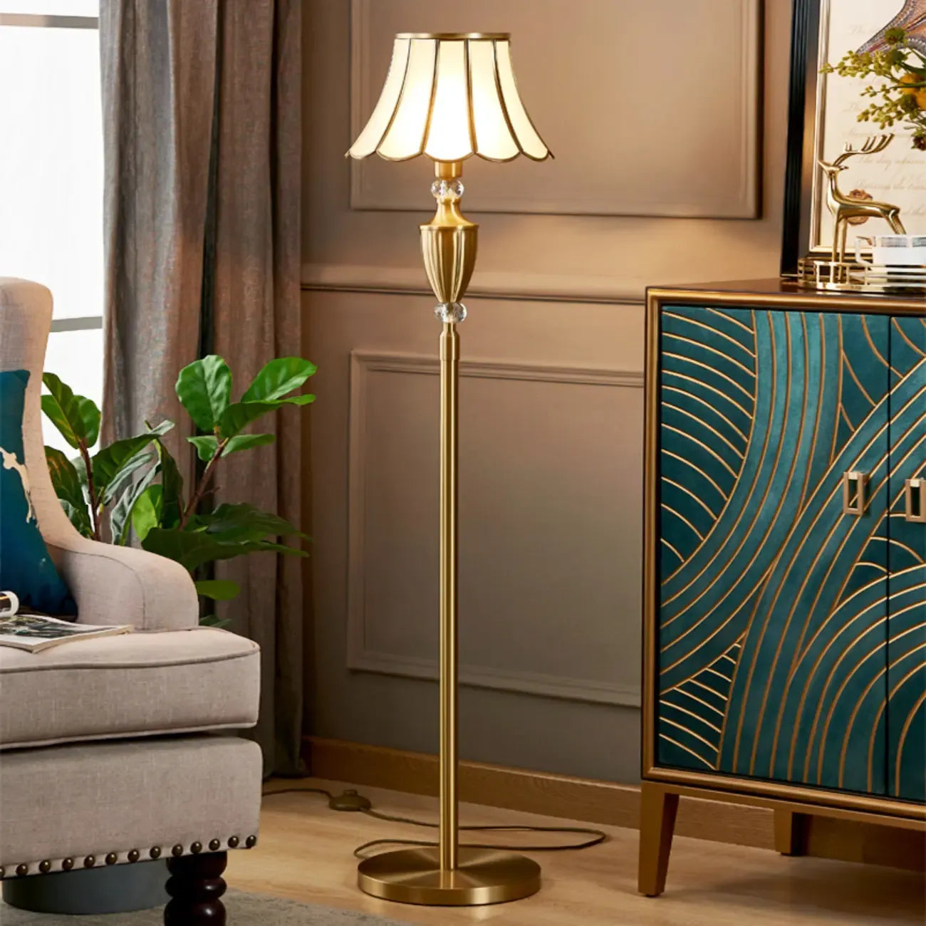 Lampadaire LED en métal doré avec cloche en verre et cristal