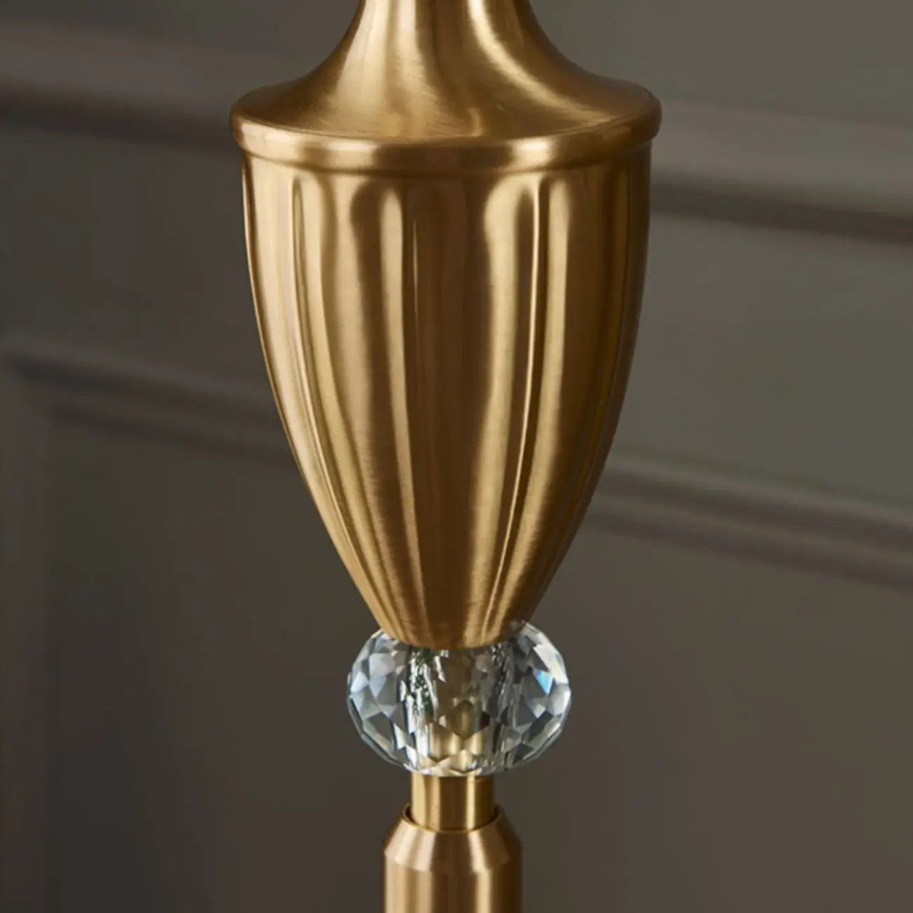 Lampadaire LED en métal doré avec cloche en verre et cristal