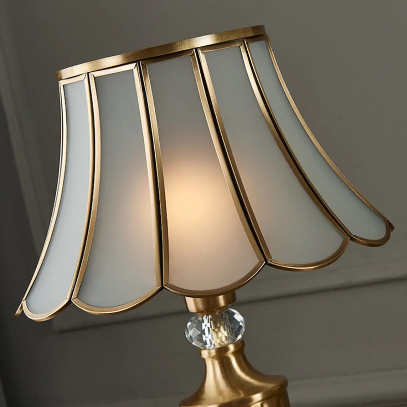 Lampadaire LED en métal doré avec cloche en verre et cristal