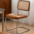Chaise de salle à manger moderne marron à dossier tissé, en similicuir marron, à dossier cantilever.