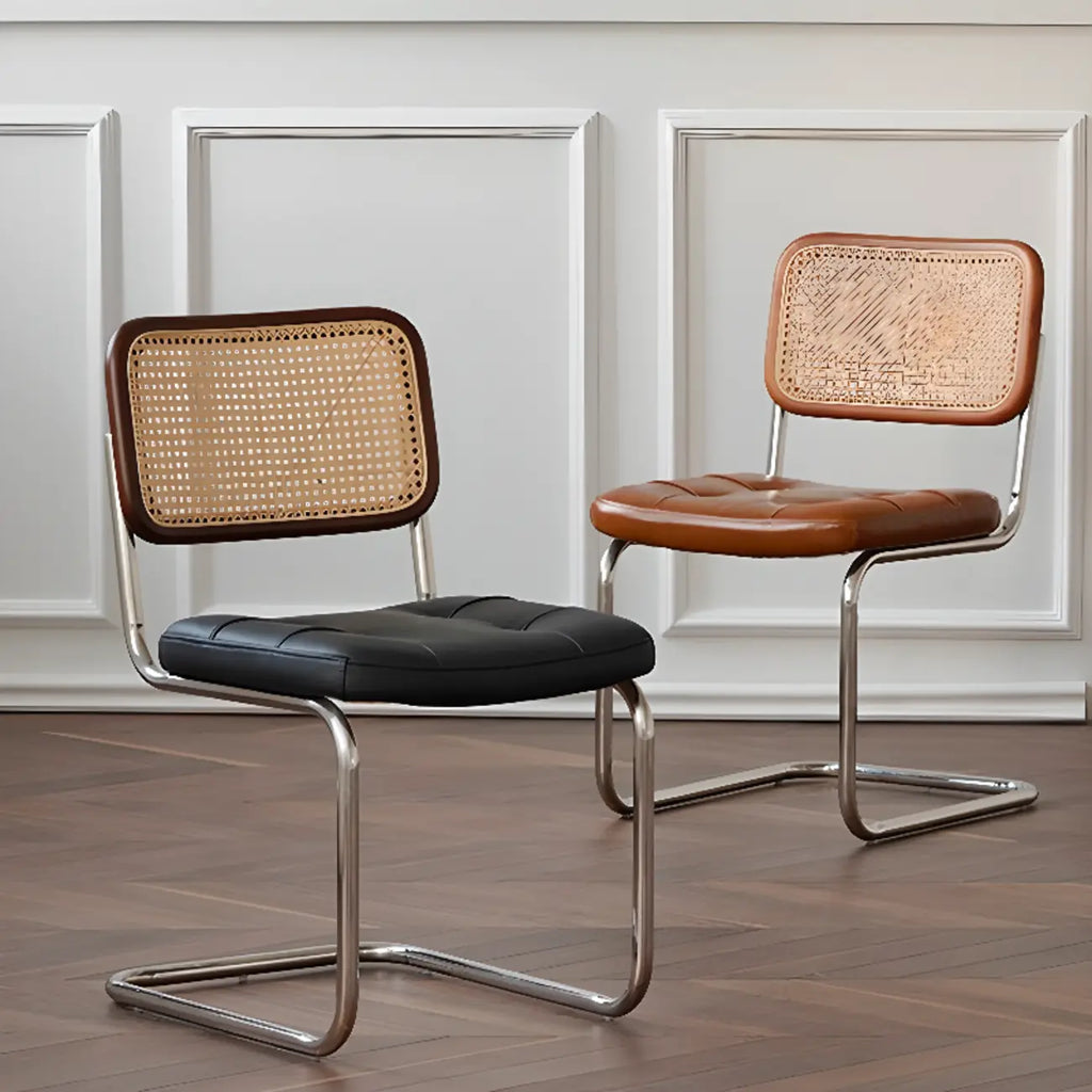 Chaise de salle à manger moderne marron à dossier tissé, en similicuir marron, à dossier cantilever.