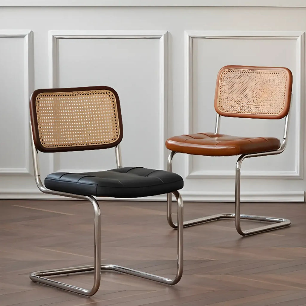 Chaise de salle à manger moderne marron à dossier tissé, en similicuir marron, à dossier cantilever.