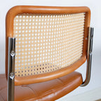Chaise de salle à manger moderne marron à dossier tissé, en similicuir marron, à dossier cantilever.