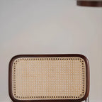 Chaise de salle à manger moderne marron à dossier tissé, en similicuir marron, à dossier cantilever.