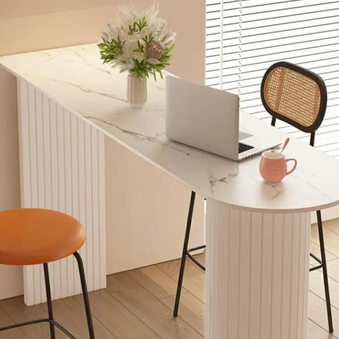 Table de bar moderne à double piétement, plateau en pierre, forme libre