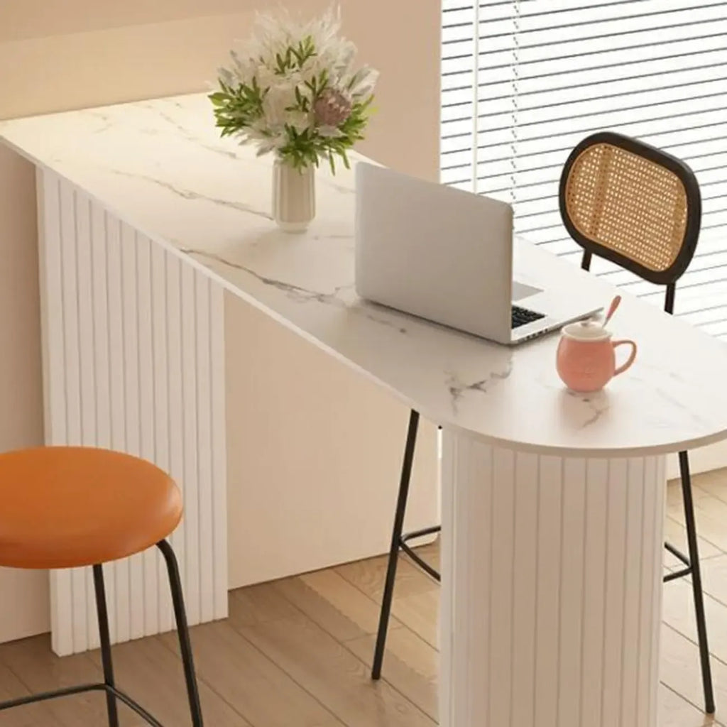Table de bar moderne à double piétement, plateau en pierre, forme libre