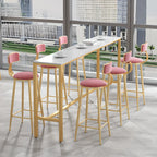 Table de bar glamour en faux marbre avec pieds dorés pour les repas