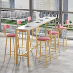 Table de bar glamour en faux marbre avec pieds dorés pour les repas