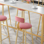 Table de bar glamour en faux marbre avec pieds dorés pour les repas