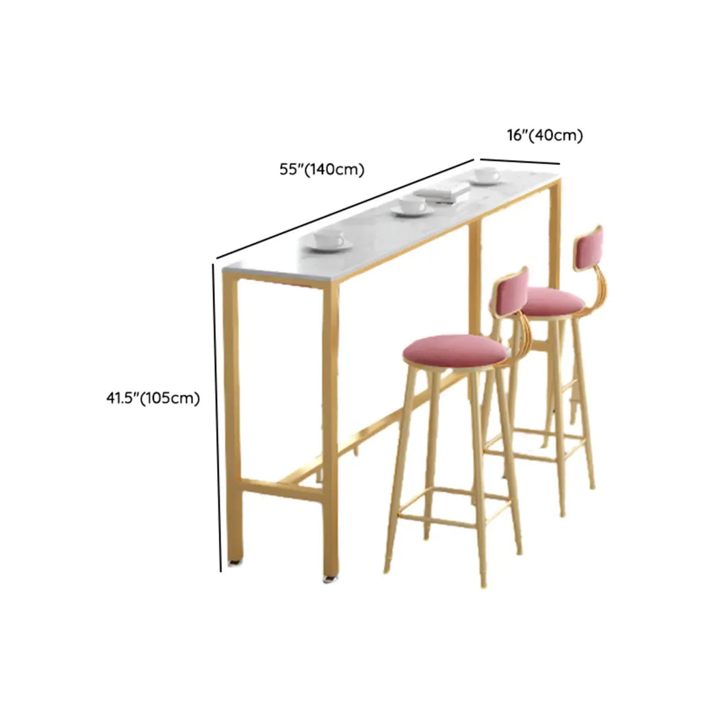 Table de bar glamour en faux marbre avec pieds dorés pour les repas