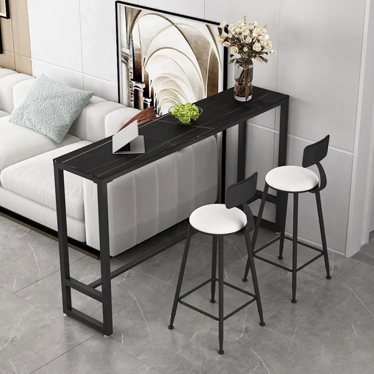 Table de bar moderne avec plateau en pierre noire, piètement à tréteaux et repose-pieds