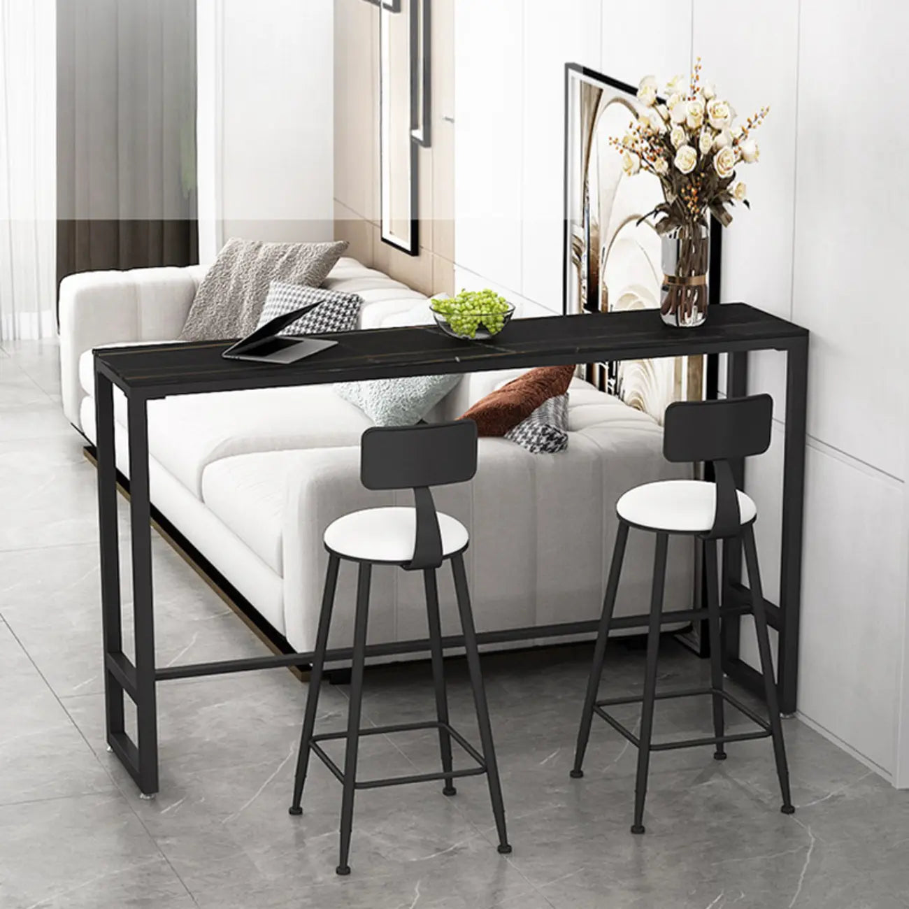 Table de bar moderne avec plateau en pierre noire, piètement à tréteaux et repose-pieds