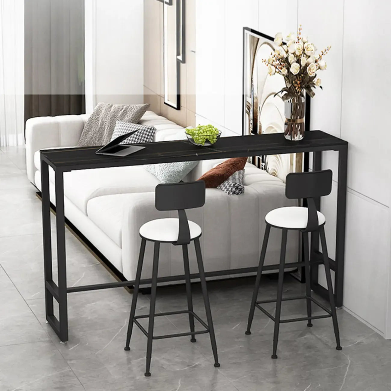 Table de bar moderne avec plateau en pierre noire, piètement à tréteaux et repose-pieds