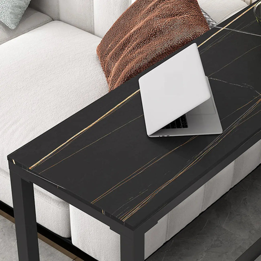 Table de bar moderne avec plateau en pierre noire, piètement à tréteaux et repose-pieds