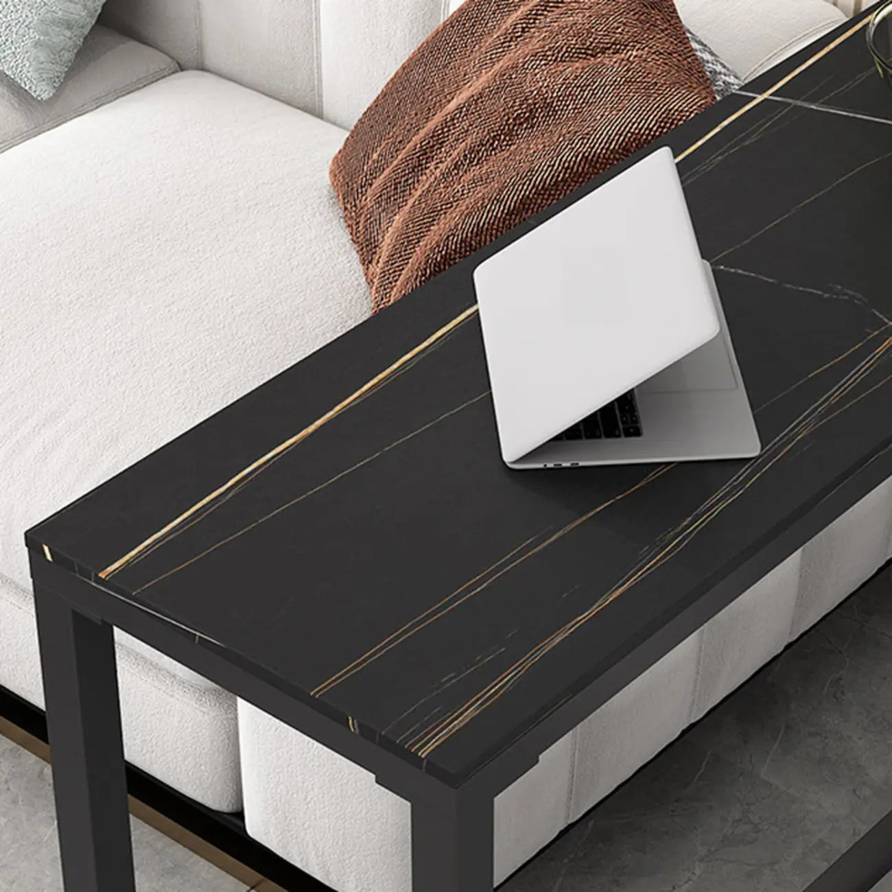 Table de bar moderne avec plateau en pierre noire, piètement à tréteaux et repose-pieds