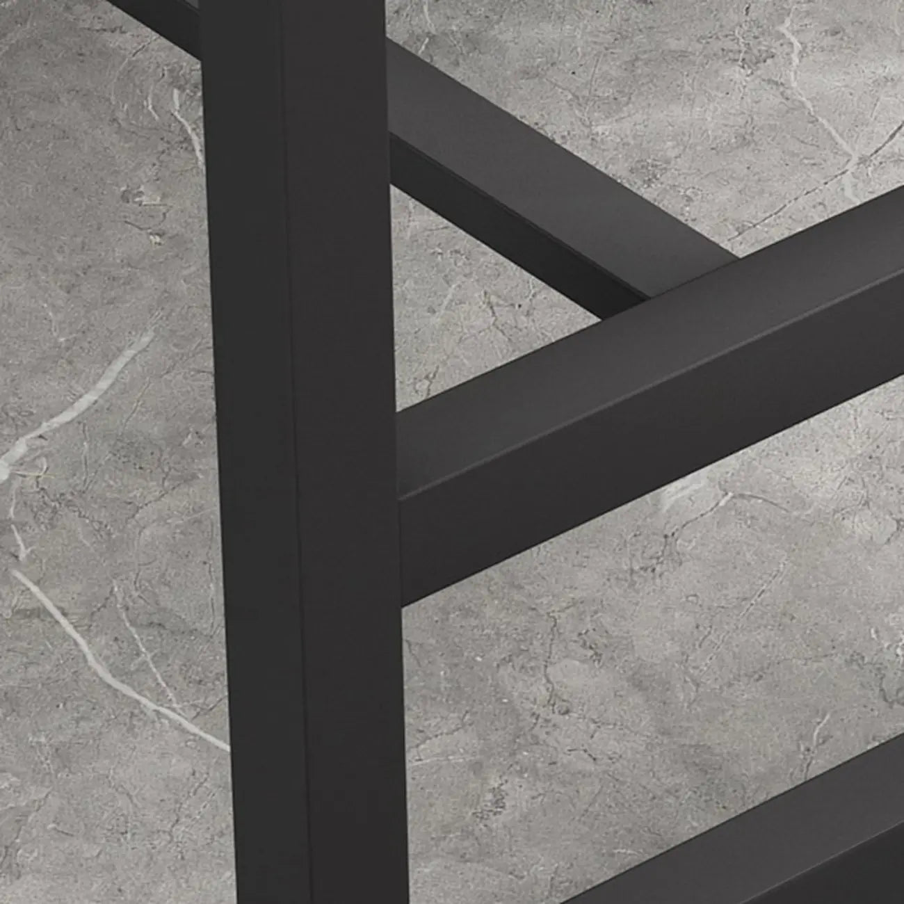 Table de bar moderne avec plateau en pierre noire, piètement à tréteaux et repose-pieds