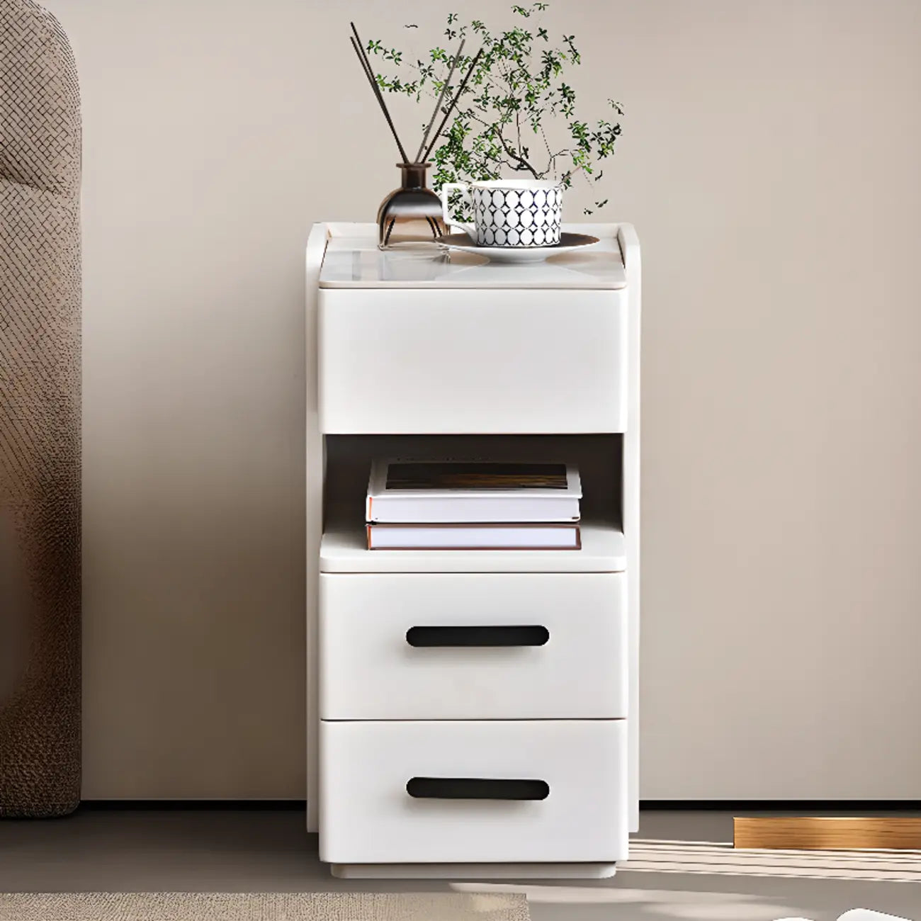 Table de chevet compacte blanche à 4 niveaux en bois avec plateau en pierre