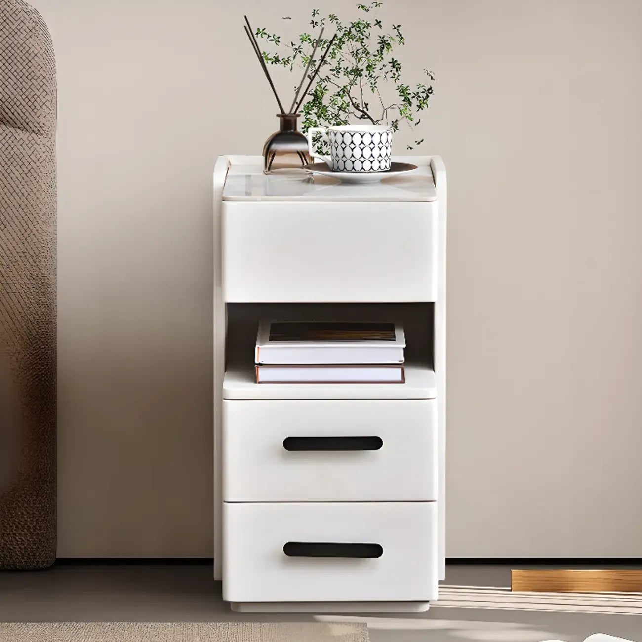 Table de chevet compacte blanche à 4 niveaux en bois avec plateau en pierre
