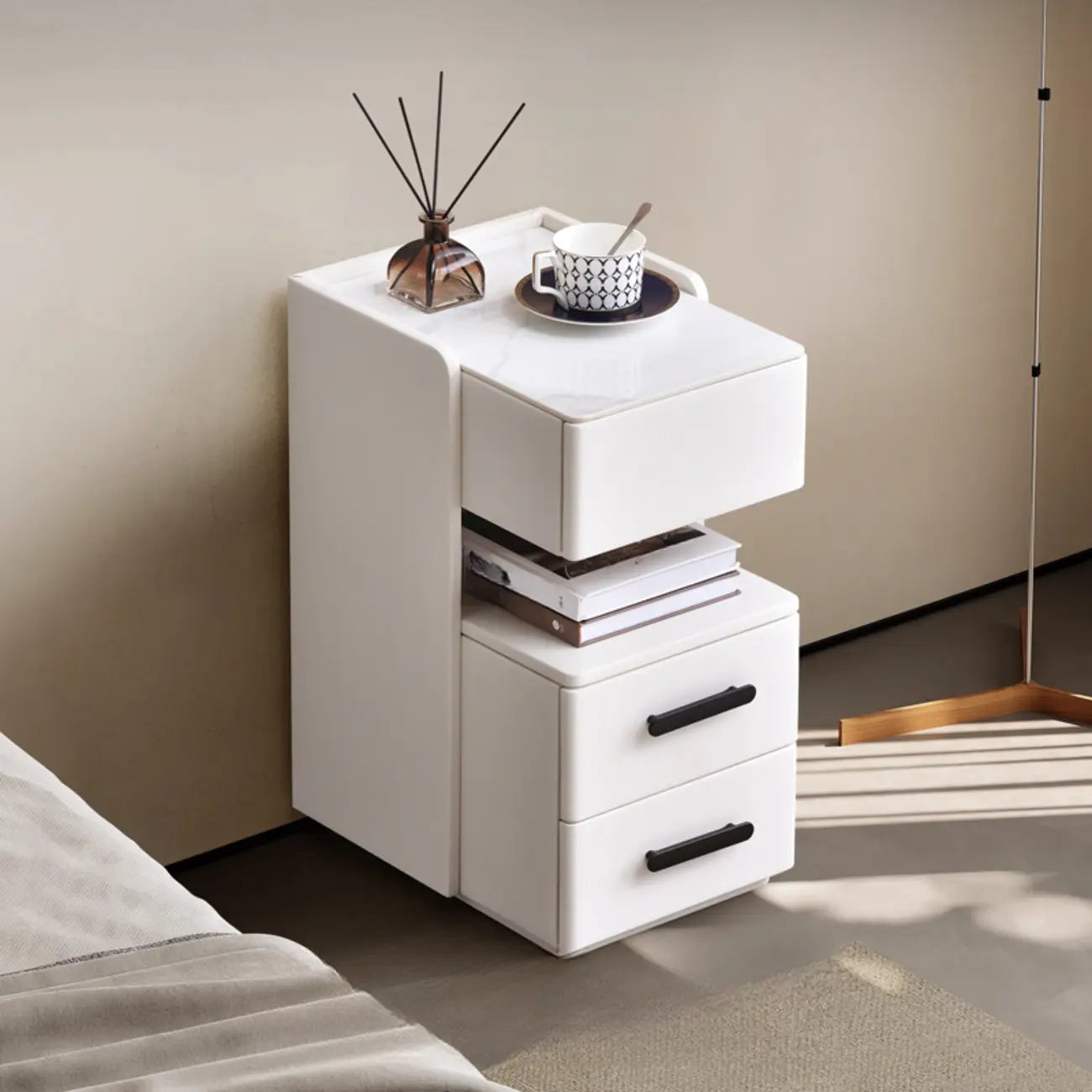 Table de chevet compacte blanche à 4 niveaux en bois avec plateau en pierre