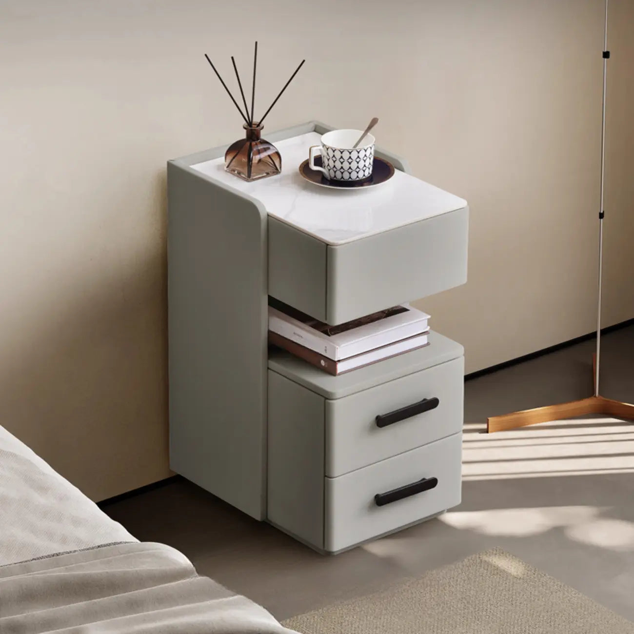 Table de chevet compacte blanche à 4 niveaux en bois avec plateau en pierre