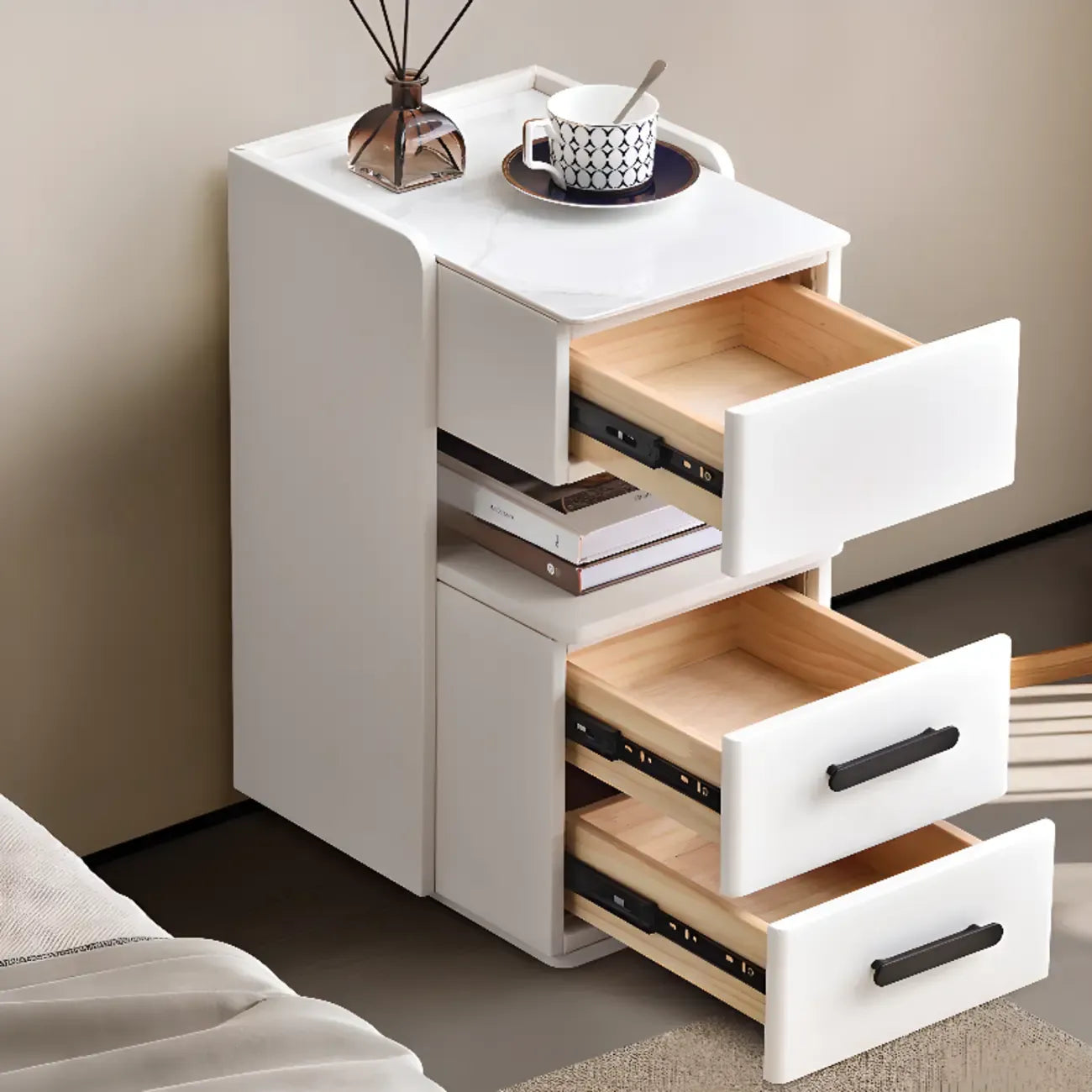 Table de chevet compacte blanche à 4 niveaux en bois avec plateau en pierre