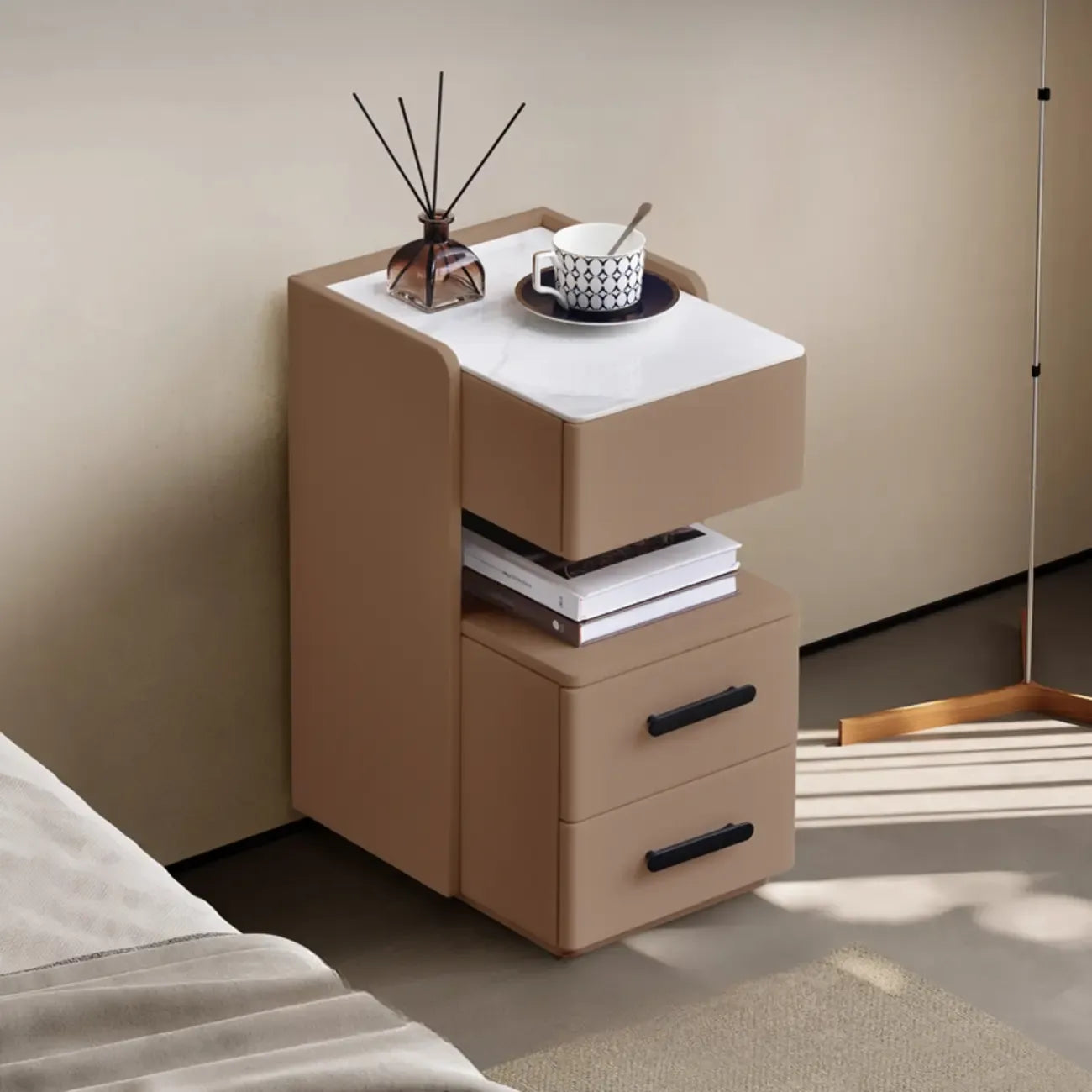 Table de chevet compacte blanche à 4 niveaux en bois avec plateau en pierre