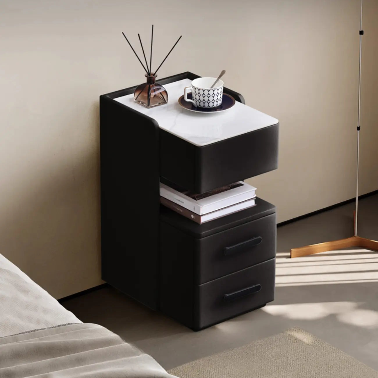 Table de chevet compacte blanche à 4 niveaux en bois avec plateau en pierre