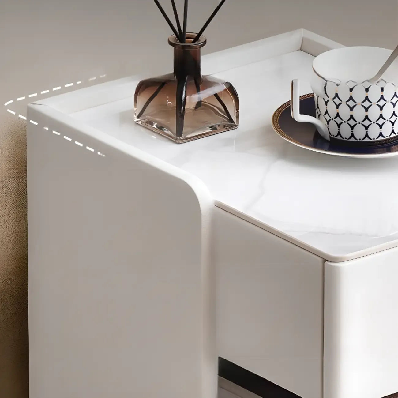 Table de chevet compacte blanche à 4 niveaux en bois avec plateau en pierre