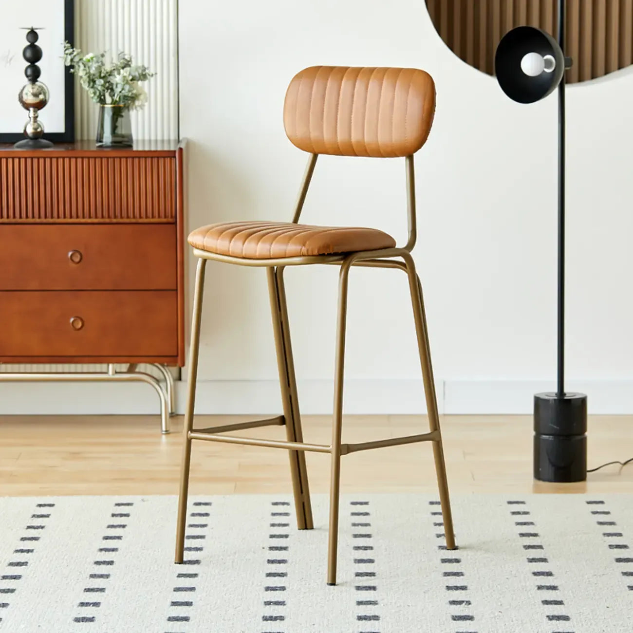 Tabourets de bar avec dossier, structure en cuir doré, style moderne du milieu du siècle