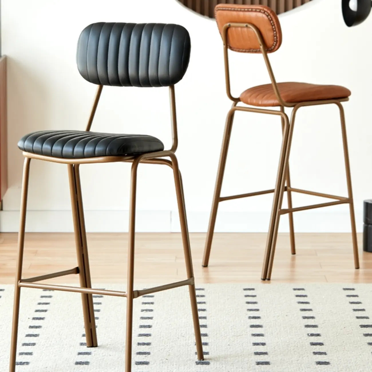 Tabourets de bar avec dossier, structure en cuir doré, style moderne du milieu du siècle