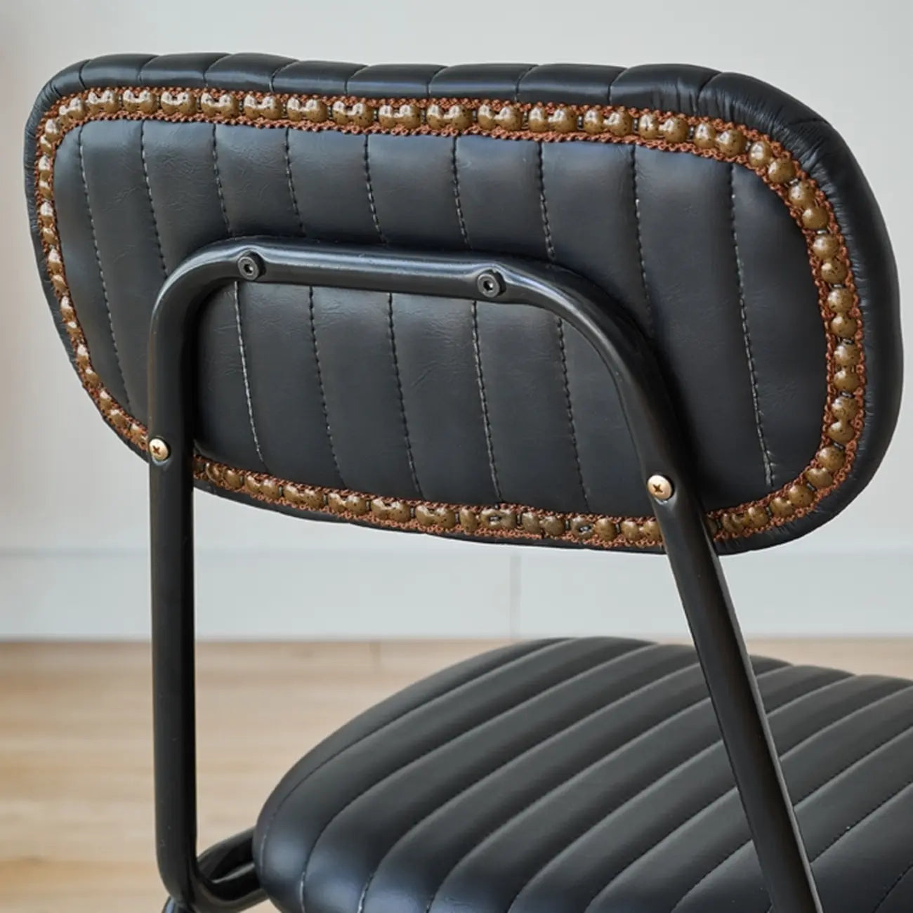 Tabourets de bar avec dossier, structure en cuir doré, style moderne du milieu du siècle
