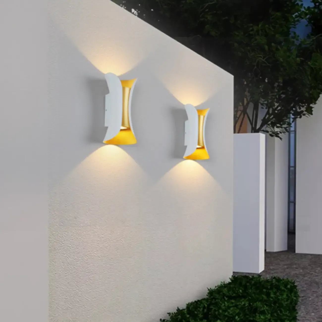 Applique murale d'extérieur moderne en métal à 2 lumières incurvées vers le haut et vers le bas