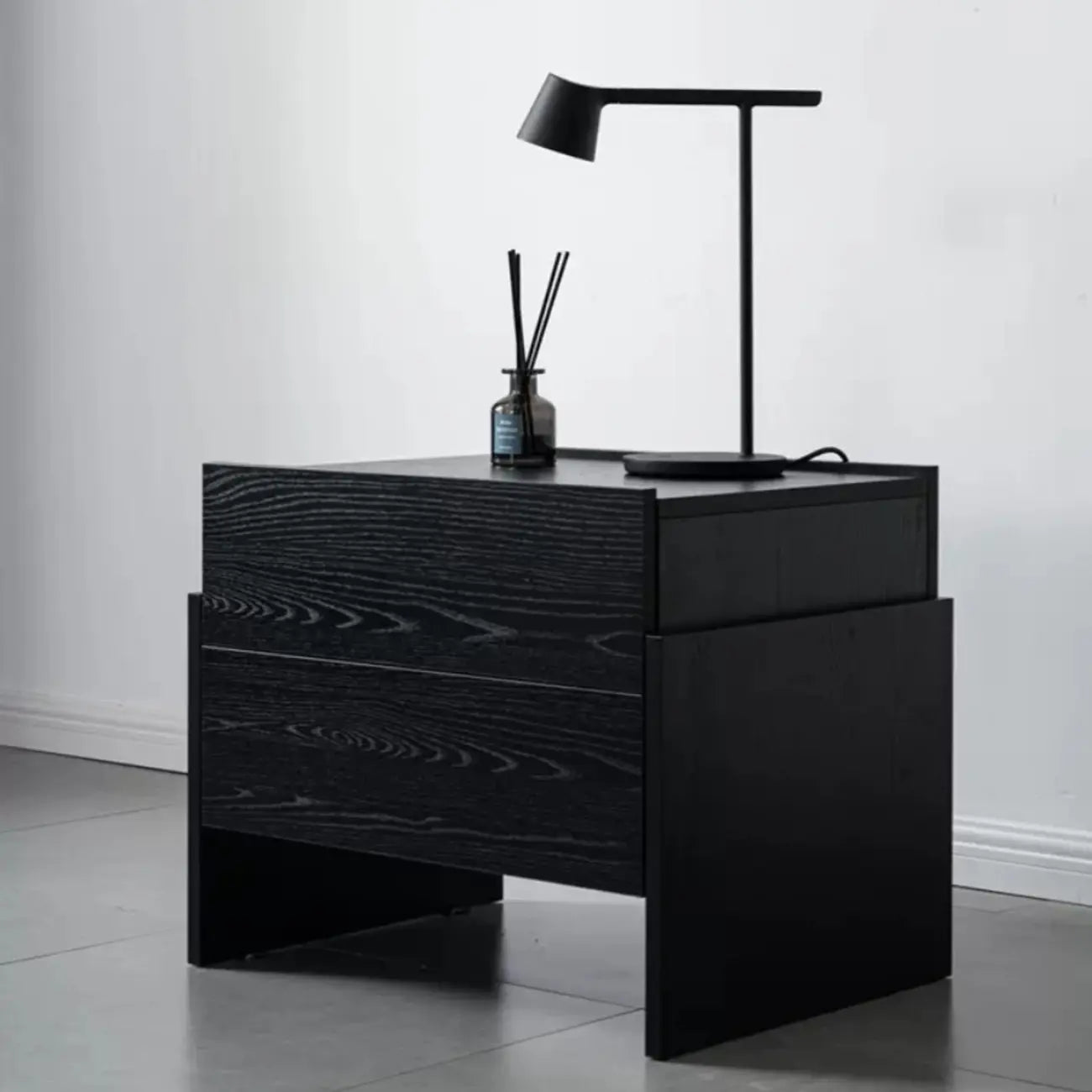 Comodino moderno con cassetti in legno per camera da letto