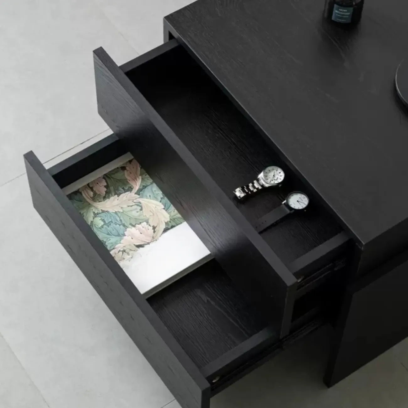 Comodino moderno con cassetti in legno per camera da letto