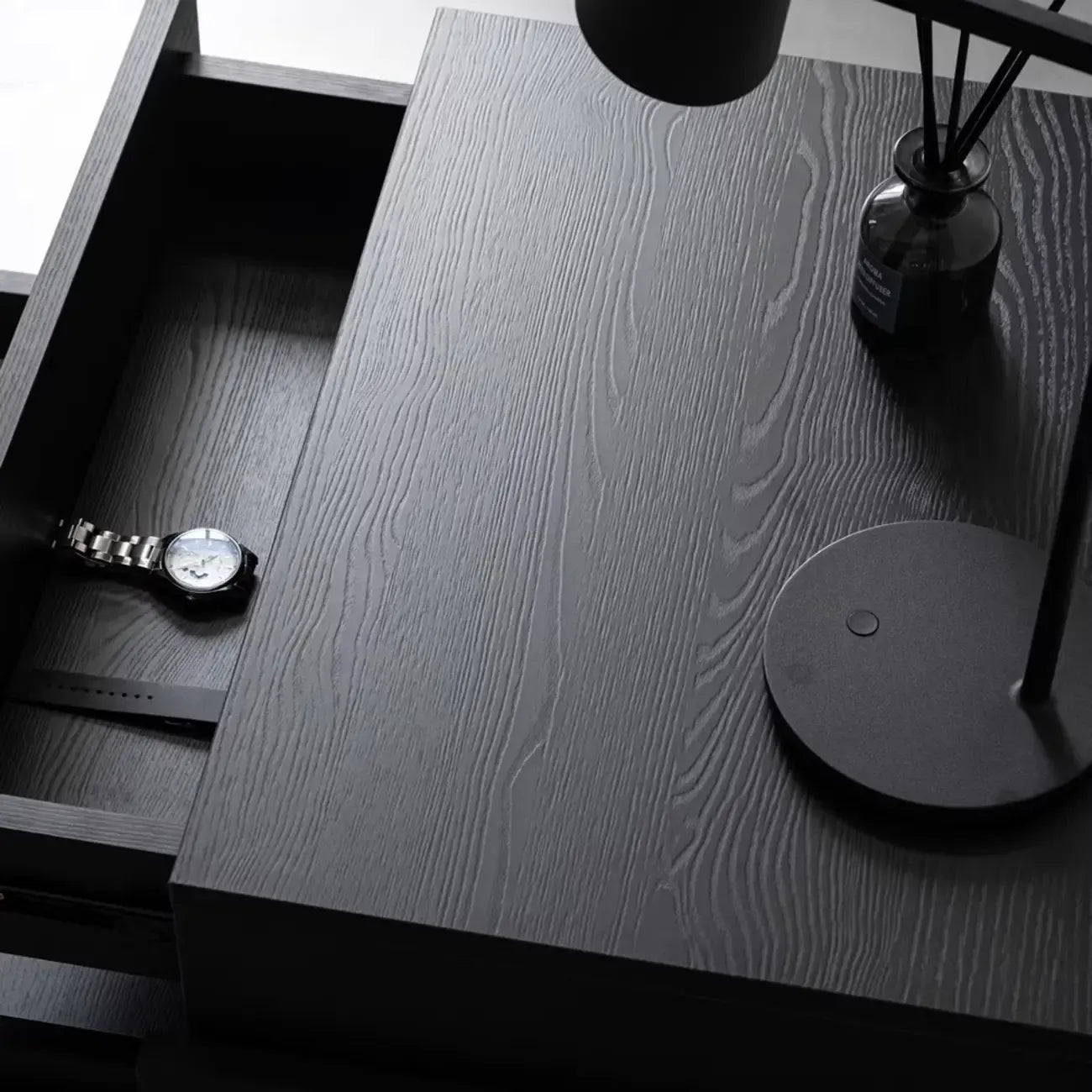 Comodino moderno con cassetti in legno per camera da letto